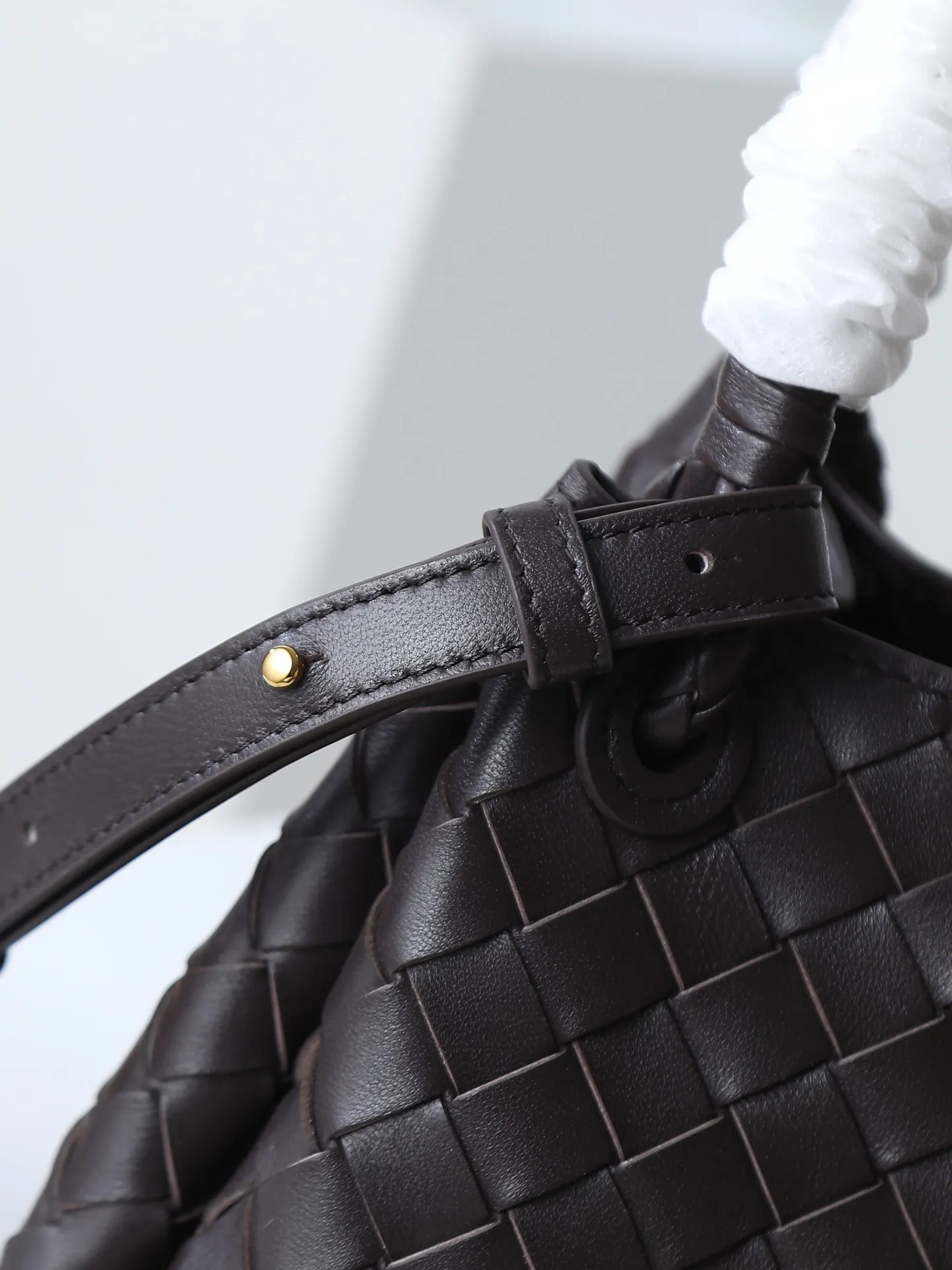 1250. Home B has a new product! Andiamo combines archive parachute handbags to inherit retro elements and integrate modern trends. The same style as Shu Qi's Night in Beijing. It is a continuation of the classic bag. It has three functions: hand carry, shoulder and cross-body. It is embellished with metal brass knot buckles. It is small and has an amazing capacity. It can easily hold all kinds of daily necessities with a box, sunglasses, small bottle, water powder, charger, and the upper body is versatile. Style number: 796569 Size: 21*17*16.5cm